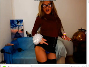 Просит кончить в ушко