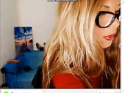 Просит кончить в ушко