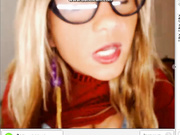 Просит кончить в ушко