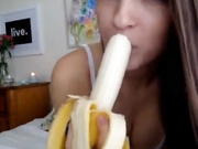 PetiteMia снимает свою одежду часть 1