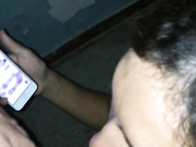 Шлюха отсасывает в подъезде