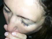 Шлюха отсасывает в подъезде