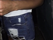 Шлюха отсасывает в подъезде