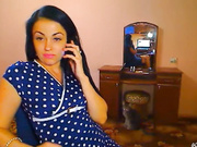 телка с игрушкой