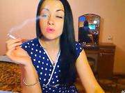 телка с игрушкой