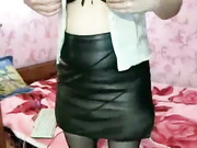 Старушка раздевается