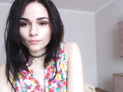 Брюнеточка мастурбирует