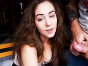 Классно пихает в рот молодой дуре)))