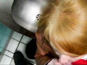 Отсасала в туалете))))