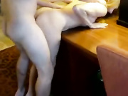 Домашнее видео. (Мужик трахает раком молодуху)