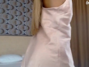 sweetdol показывает киску