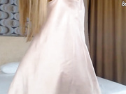 sweetdol показывает киску