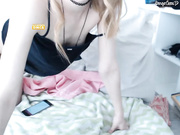 2Moni сладко дрочит свою киску и стонет